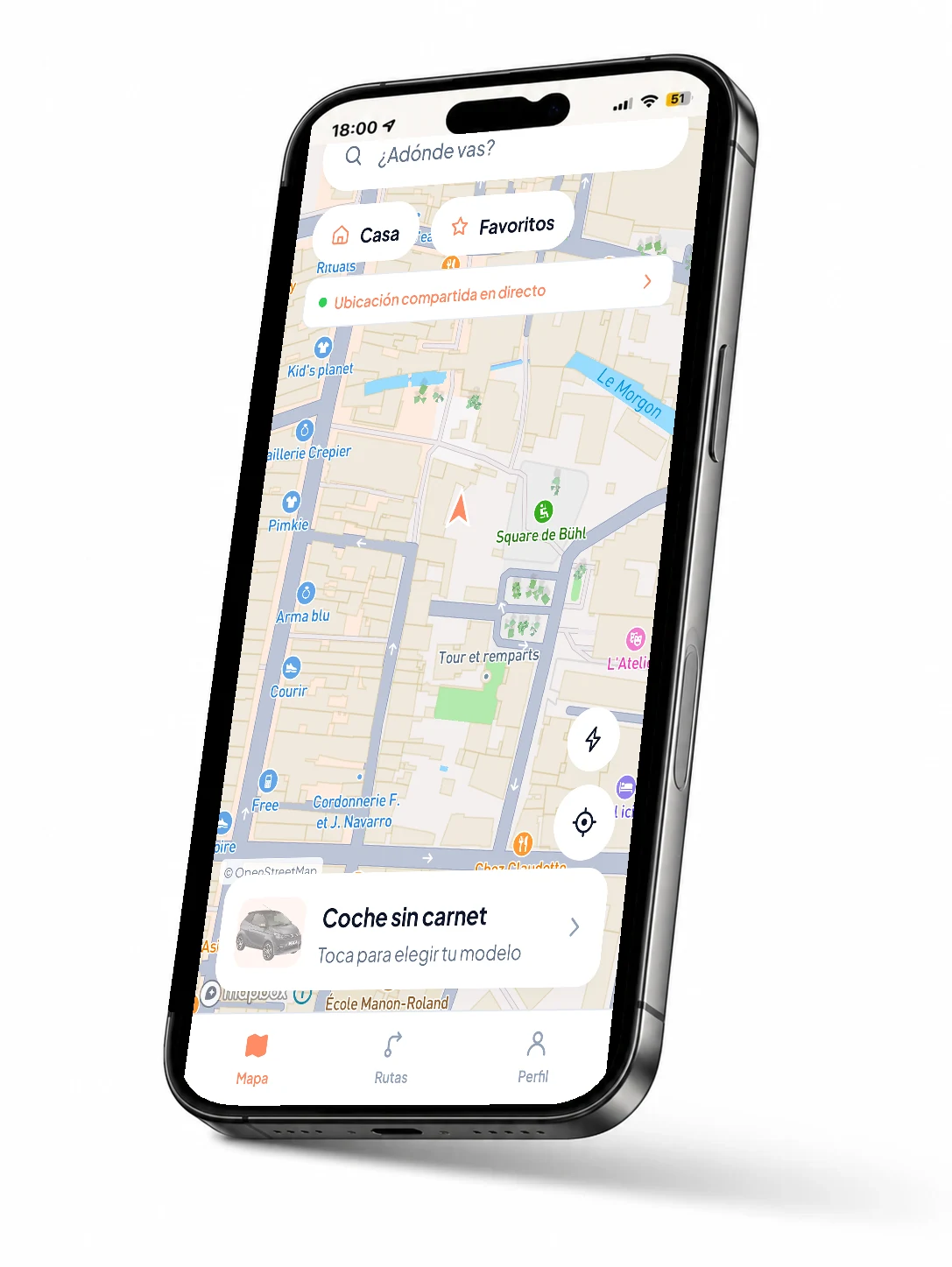 La app TacTac en el salpicadero de un coche sin carné, ruta adaptada a 45 km/h